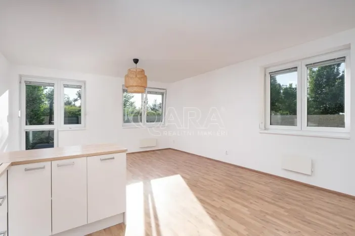Pronájem bytu 2+kk, Jesenice, Na Okruhu, 50 m2