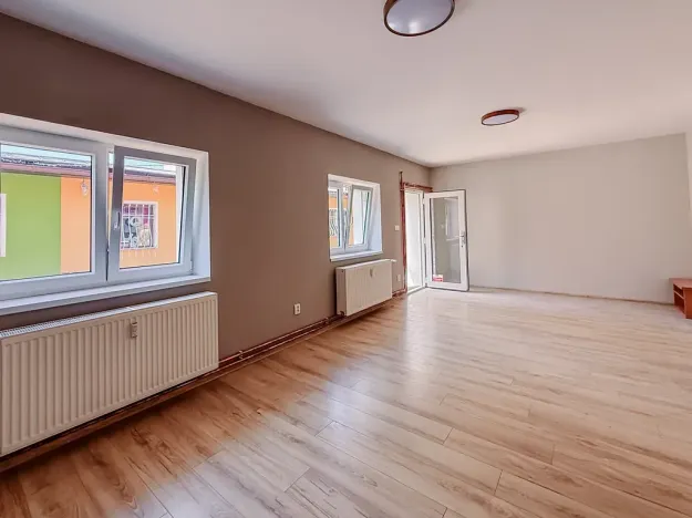 Pronájem obchodního prostoru, Říčany, Masarykovo nám., 39 m2