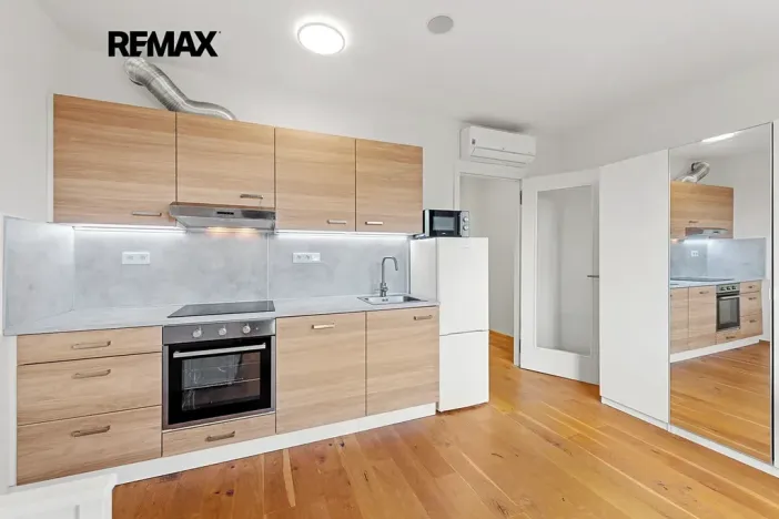 Pronájem bytu 1+kk, Praha - Vinohrady, Perucká, 27 m2