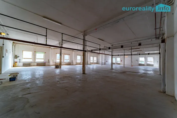 Pronájem skladu, Mariánské Lázně, třída Vítězství, 125 m2