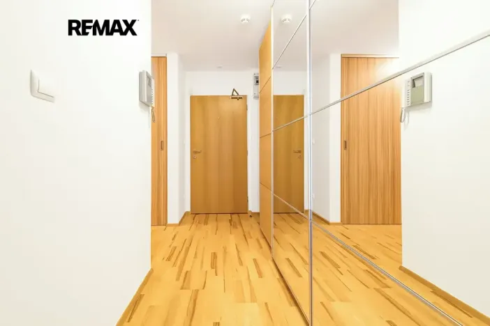 Pronájem bytu 1+kk, Praha - Žižkov, Ke kapslovně, 53 m2
