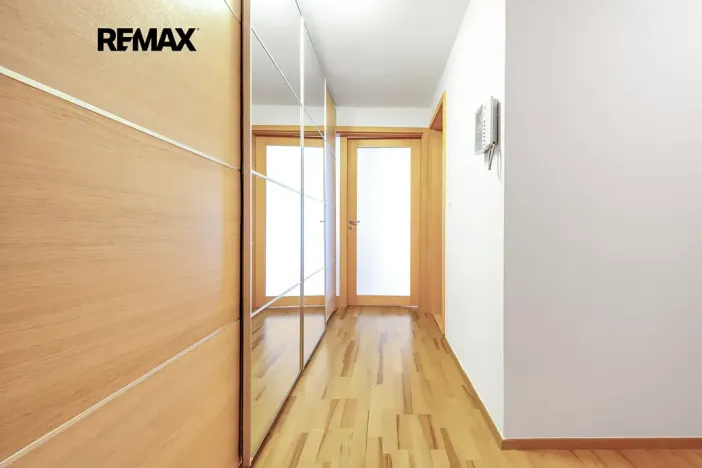 Pronájem bytu 1+kk, Praha - Žižkov, Ke kapslovně, 53 m2