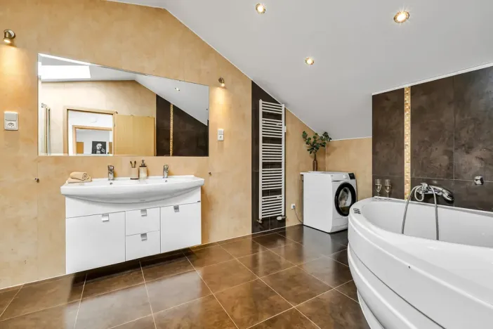 Prodej bytu 3+kk, Šestajovice, Komenského, 116 m2