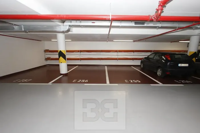 Pronájem garážového stání, Praha - Holešovice, Sanderova, 15 m2
