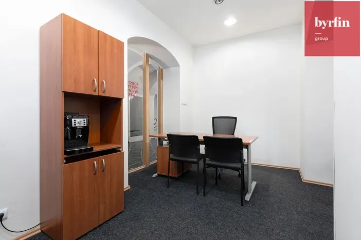 Pronájem obchodního prostoru, Opava, Dolní náměstí, 27 m2