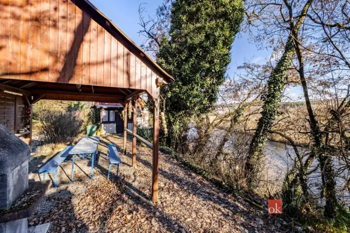 Prodej chaty, Týn nad Vltavou - Hněvkovice na levém břehu Vltavy, 80 m2