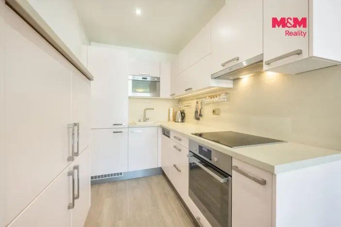 Prodej bytu 2+kk, Praha - Kobylisy, Rajmonova, 44 m2