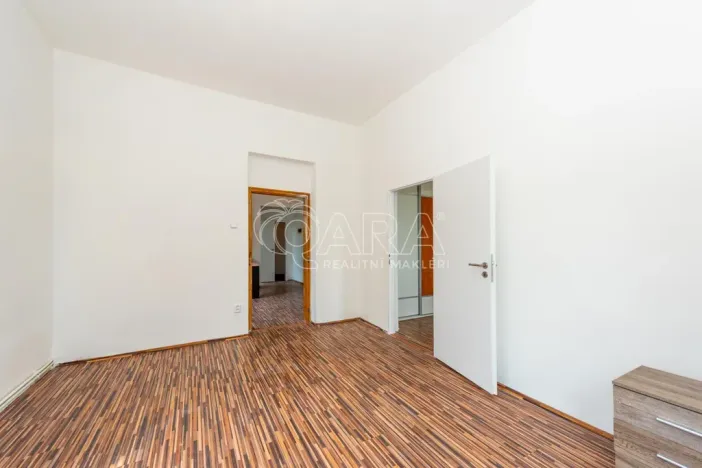 Prodej bytu 2+1, Hostinné, K. Čapka, 52 m2
