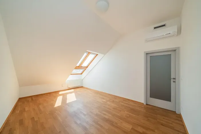 Pronájem bytu 4+1, Praha - Smíchov, Štefánikova, 147 m2