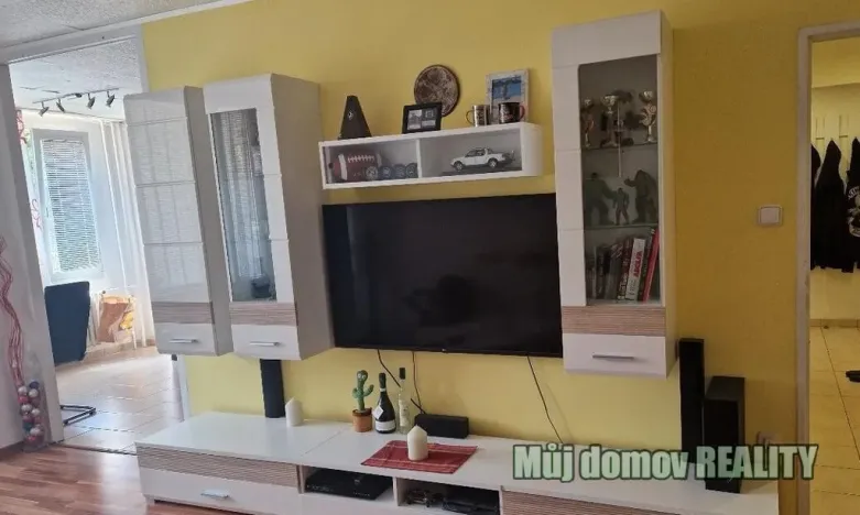 Pronájem bytu 2+1, Praha - Kobylisy, Famfulíkova, 60 m2