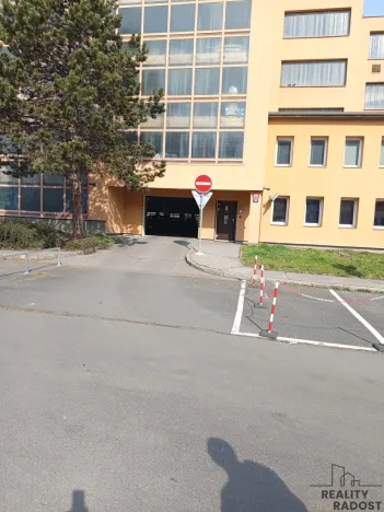Pronájem garážového stání, Praha, Lovosická, 18 m2