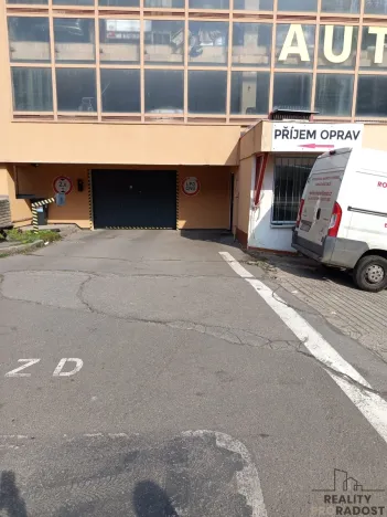 Pronájem garážového stání, Praha, Lovosická, 18 m2