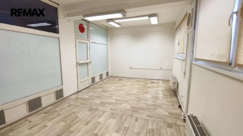 Pronájem obchodního prostoru, Zlín, třída Tomáše Bati, 25 m2