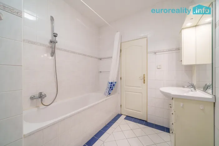 Prodej bytu 2+1, Karlovy Vary, Koptova, 80 m2