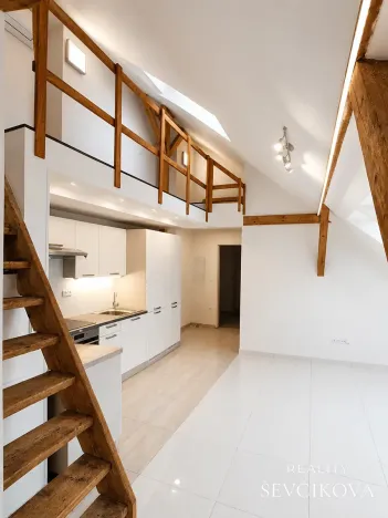 Pronájem atypického bytu, Hradec Králové, Smetanovo nábřeží, 65 m2