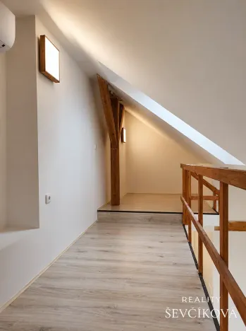 Pronájem atypického bytu, Hradec Králové, Smetanovo nábřeží, 65 m2