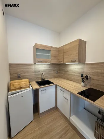 Pronájem bytu 1+kk, Praha - Krč, Tavolníková, 26 m2