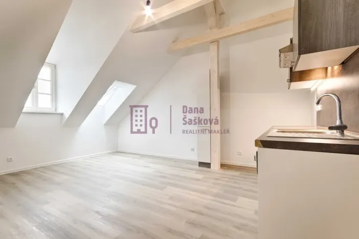 Pronájem bytu 2+kk, Jindřichův Hradec - Jindřichův Hradec I, nám. Míru, 49 m2