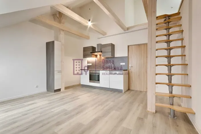 Pronájem bytu 2+kk, Jindřichův Hradec - Jindřichův Hradec I, nám. Míru, 49 m2