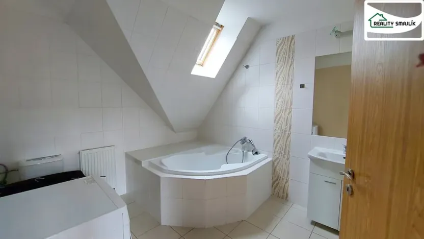 Pronájem bytu 3+1, Cheb - Skalka, Komorní Dvůr, 100 m2