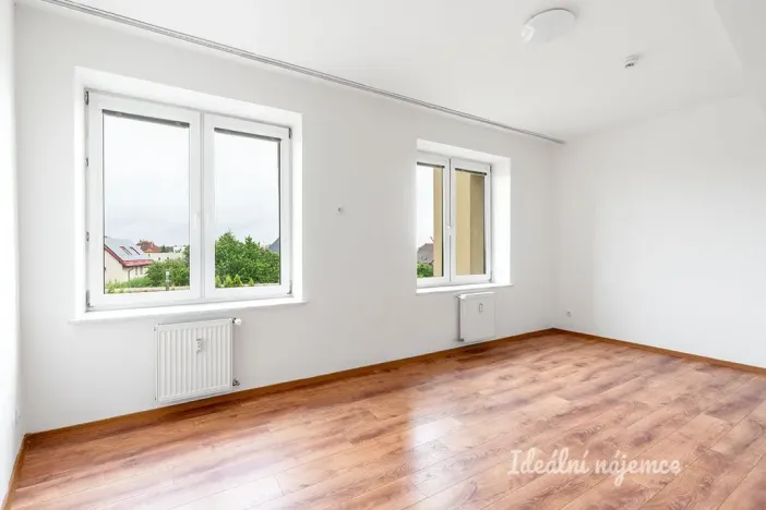Pronájem bytu 1+kk, Praha - Suchdol, Suchdolské náměstí, 32 m2