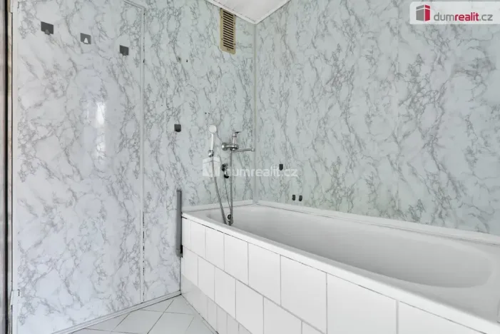 Prodej bytu 2+1, Karlovy Vary - Dvory, Chebská, 62 m2