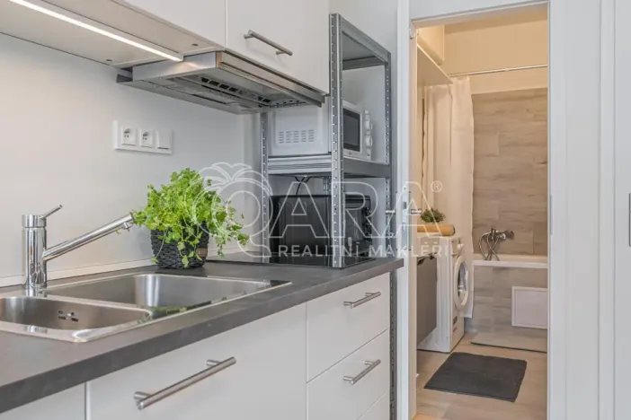Pronájem bytu 1+kk, Praha - Holešovice, Jankovcova, 27 m2