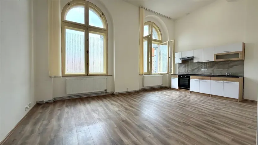 Pronájem bytu 1+kk, Cheb, náměstí Krále Jiřího z Poděbrad, 44 m2