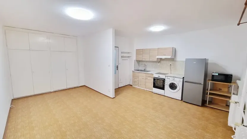 Pronájem bytu 1+kk, Praha - Hloubětín, Šestajovická, 30 m2