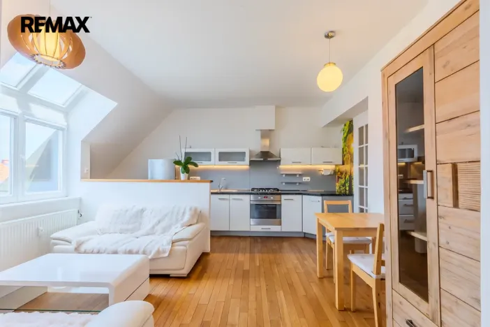Pronájem bytu 2+kk, Praha - Bubeneč, Zelená, 52 m2