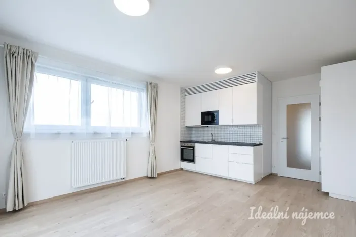Pronájem bytu 1+kk, Praha - Vysočany, Poděbradská, 32 m2