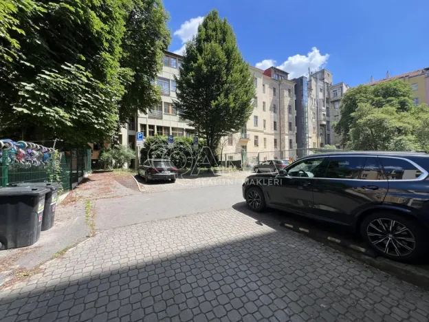 Pronájem garážového stání, Praha - Vinohrady, Šafaříkova, 12 m2
