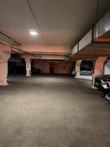 Pronájem garážového stání, Praha - Vršovice, Moskevská, 13 m2