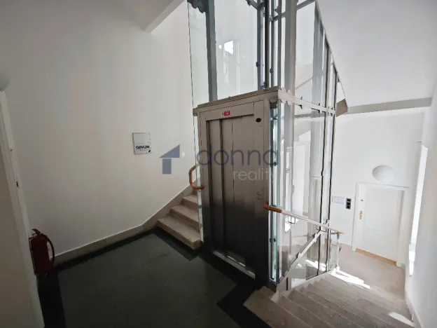 Pronájem kanceláře, Praha, Politických vězňů, 250 m2