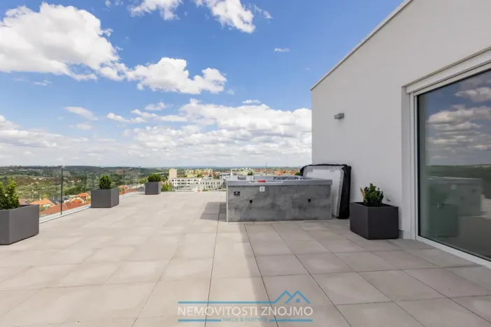 Prodej atypického bytu, Znojmo, Jarošova, 235 m2