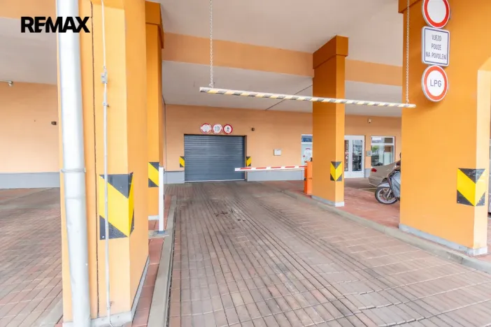 Pronájem garážového stání, Praha - Vysočany, Poděbradská, 15 m2