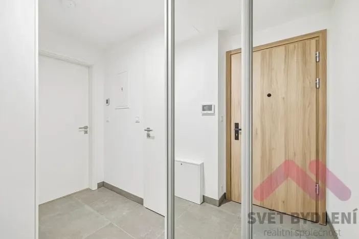 Pronájem bytu 1+kk, Praha - Modřany, Komořanská, 37 m2