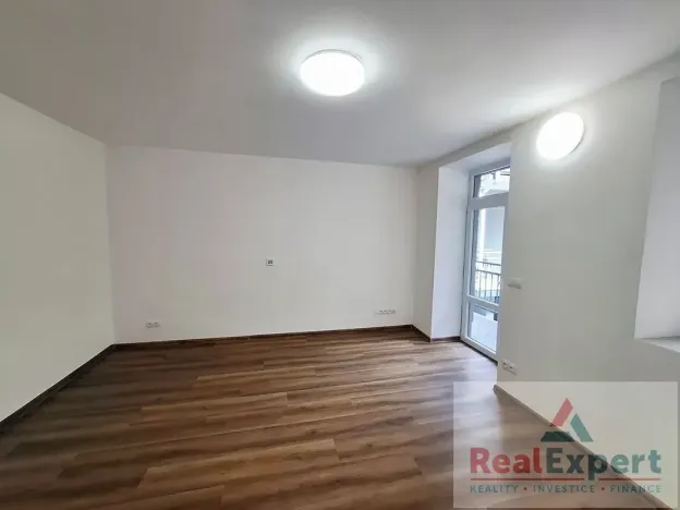 Pronájem bytu 1+kk, Praha - Vinohrady, Máchova, 30 m2