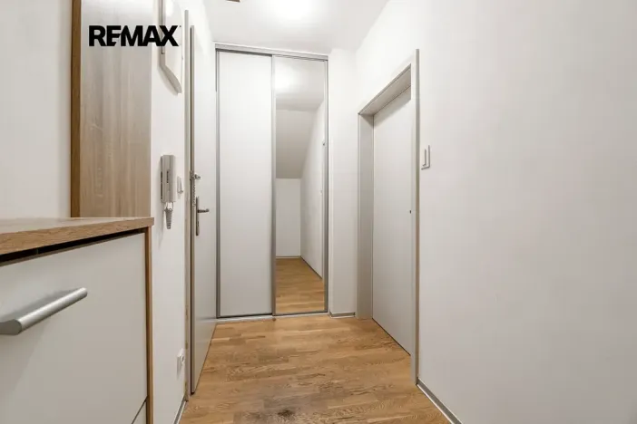 Pronájem bytu 1+kk, Praha - Dejvice, Velvarská, 44 m2