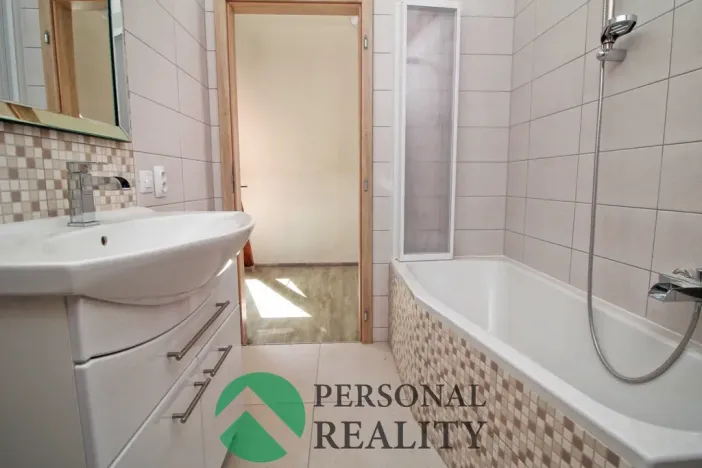 Prodej komerční nemovitosti, Krupá, 130 m2