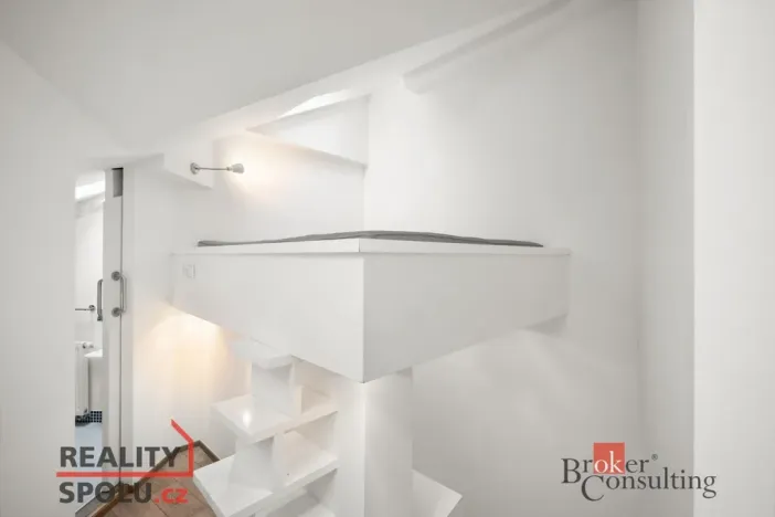 Pronájem bytu 1+kk, Praha - Vršovice, Bulharská, 58 m2