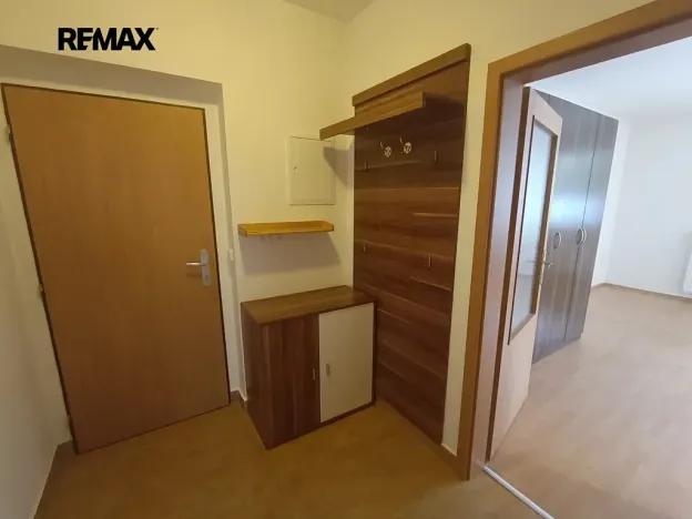 Pronájem bytu 1+kk, Lety, Karlštejnská, 39 m2