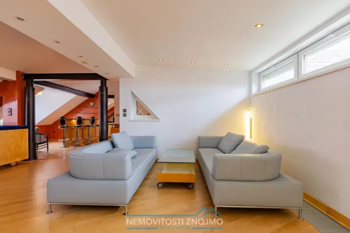 Prodej atypického bytu, Znojmo, Alšova, 310 m2