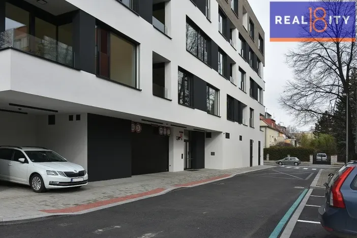 Pronájem garážového stání, Praha, U Petřin, 12 m2