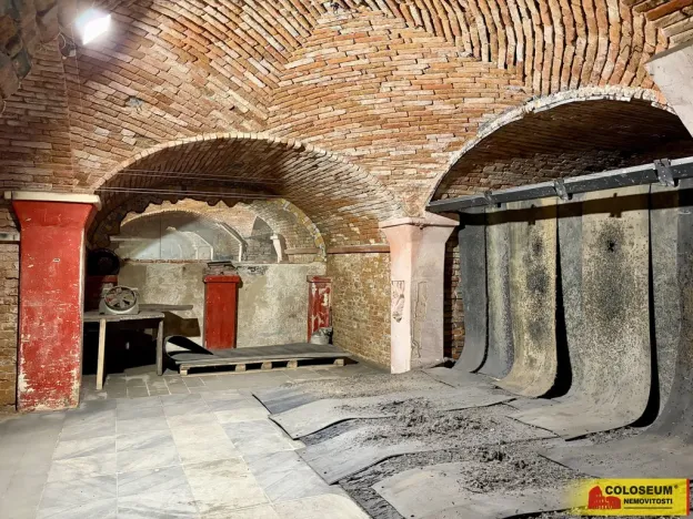 Pronájem obchodního prostoru, Znojmo, Pražská, 400 m2