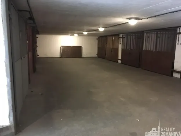 Pronájem garážového stání, Praha - Podolí, Kubištova, 16 m2