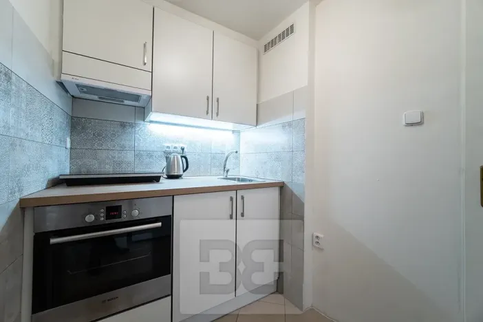 Pronájem bytu 1+1, Praha - Podolí, Podolská, 29 m2