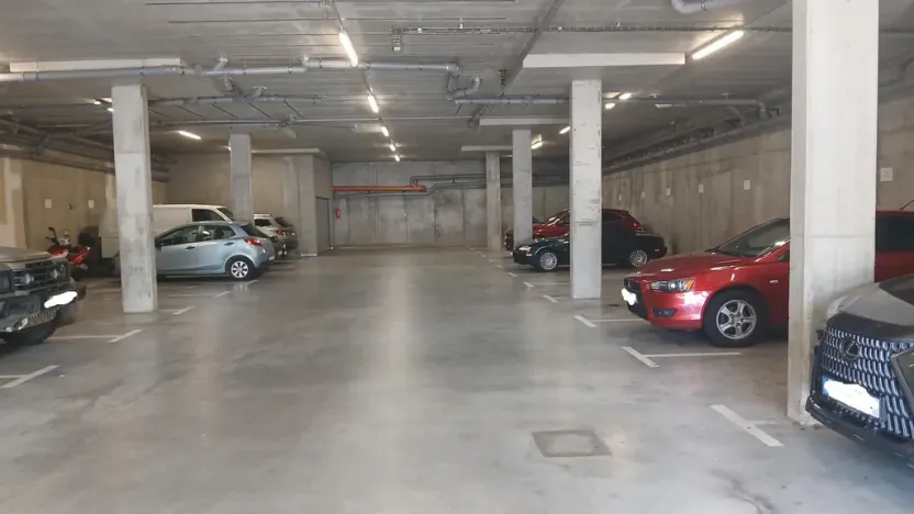 Pronájem garážového stání, Brno - Starý Lískovec, U Leskavy, 15 m2