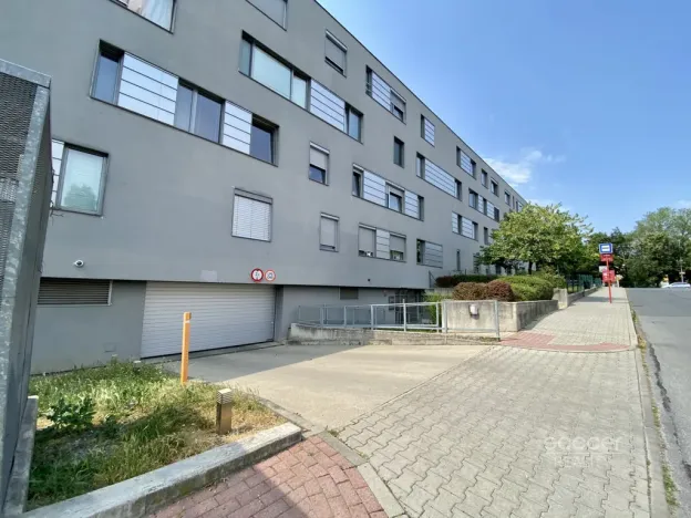 Pronájem garážového stání, Praha, 13 m2