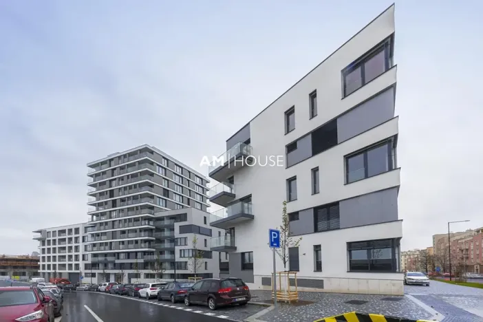 Pronájem garážového stání, Praha - Žižkov, Šrámkové, 14 m2
